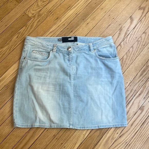 Love Moschino Studded Peace Sign Light Wash Denim Mini Skirt Size 8 - Picture 1 of 7
